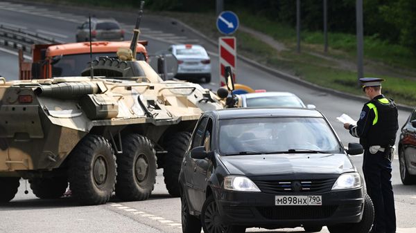 Сотрудник ГИБДД и БТР-82А ВС РФ на автодороге (24 июня 2023). Москва - Sputnik Армения