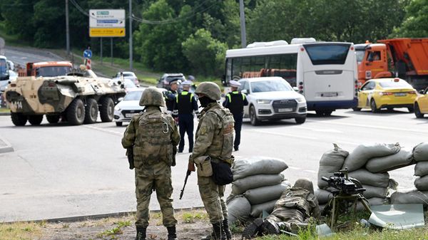 Военнослужащие РФ на блокпосту на автодороге (24 июня 2023). Москва - Sputnik Армения
