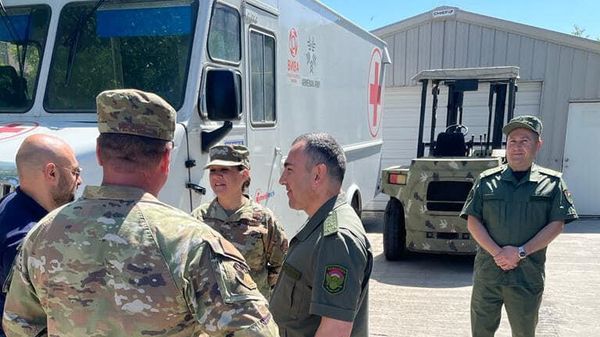 Представители американского штата Канзас во главе с генерал-адъютантом, командующим гвардией, бригадным генералом Майклом Венерди посетили Центральный клинический военный госпиталь Министерства обороны - Sputnik Армения