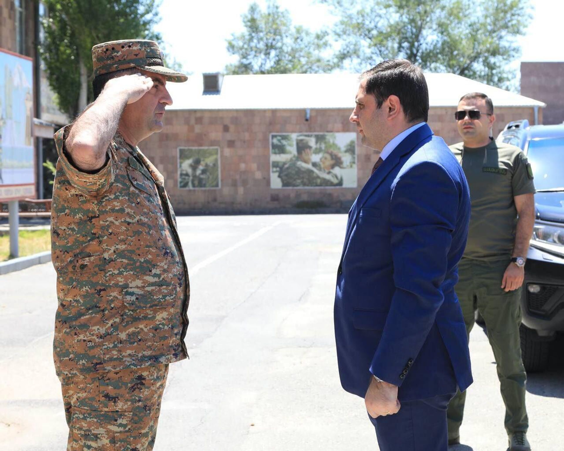 Министр обороны Сурен Папикян в сопровождении начальника Генштаба ВС, первого заместителя министра обороны, генерал-майора Эдварда Асряна посетил центральный сборный пункт (26 июня 2023). Еревaн - Sputnik Արմենիա, 1920, 26.06.2023