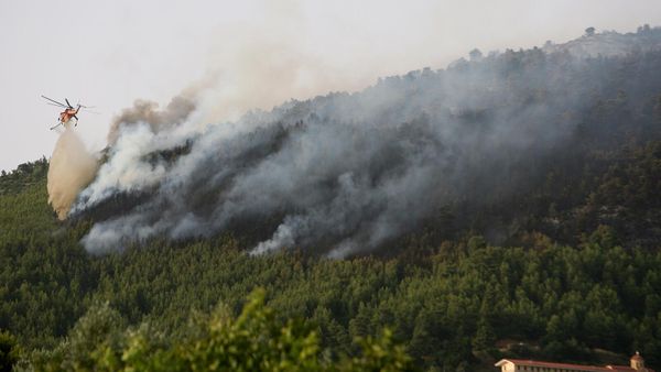 Вертолет сбрасывает воду на очаги лесного пожара - Sputnik Армения