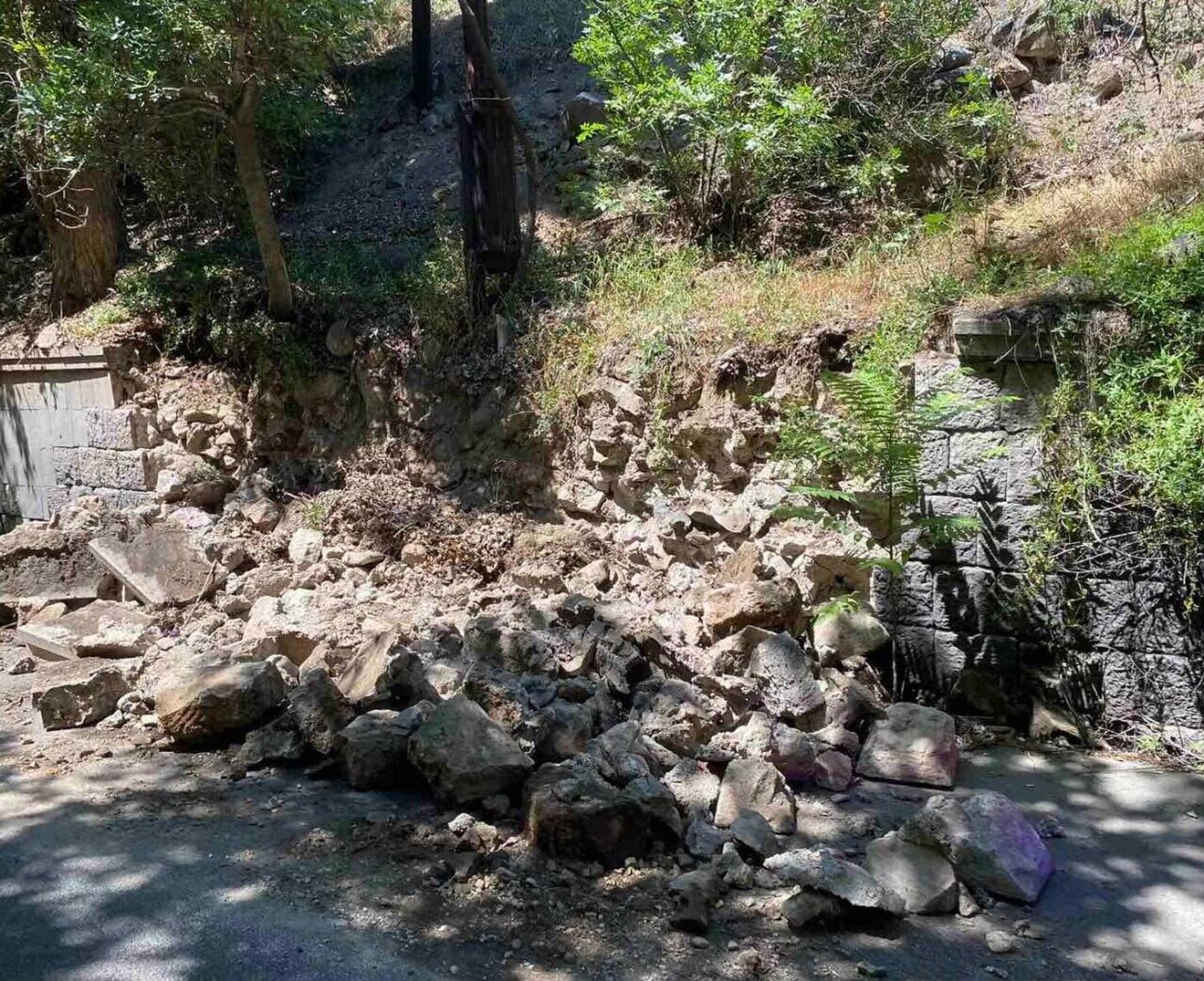 В Разданском ущелье в районе ресторана Эдемский сад обрушилась часть придорожной подпорной стены - Sputnik Արմենիա, 1920, 26.06.2023
