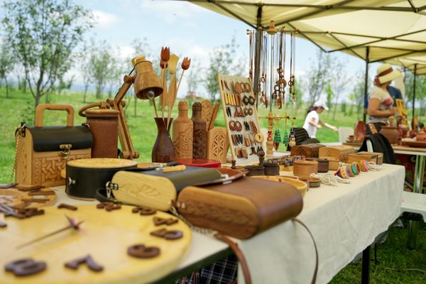 Продажа сувениров на фестивале В горах в Татеве Продажа сувениров на фестивале В горах в Татеве - Sputnik Армения