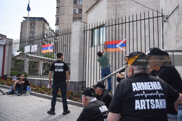 Բողոքի ակցիա ԵՄ ներկայացուցչության դիմաց Բողոքի ակցիա ԵՄ ներկայացուցչության դիմաց - Sputnik Արմենիա
