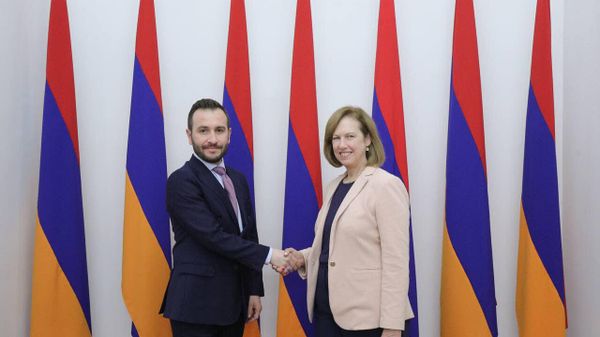 Հայաստանում ԱՄՆ դեսպան Քրիստինա Քվինն այցելել է Ազգային ժողով - Sputnik Արմենիա