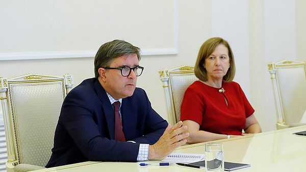 Руководитель Управления по координации санкций Госдепартамента США Джеймс О-Брайен и посол США в Армении Кристина Куинн на встрече с премьер-министром Армении (29 июня 2023). Еревaн - Sputnik Армения