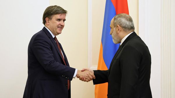 Премьер-министр Никол Пашинян принял делегацию во главе с руководителем Управления по координации санкций Госдепартамента США Джеймсом О-Брайеном (29 июня 2023). Еревaн - Sputnik Армения