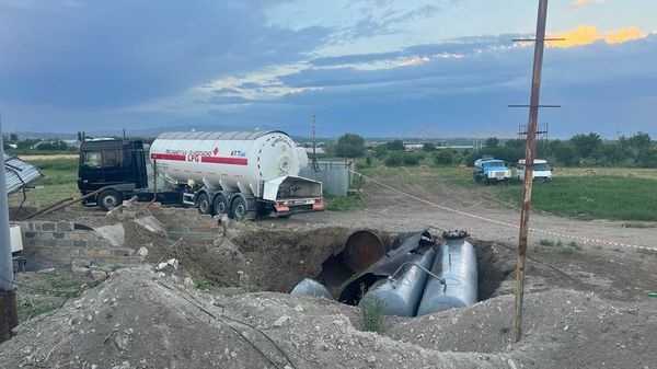 Взорванный баллон на автомобильной заправке у села Мхчян (29 июня 2023). Арарат - Sputnik Армения