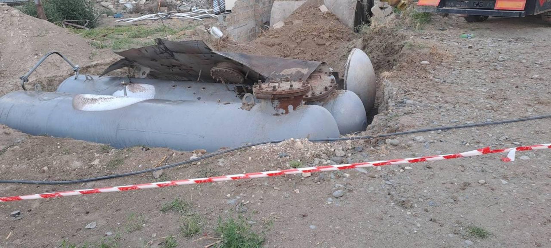 Взорванный баллон на автомобильной заправке у села Мхчян (29 июня 2023). Арарат - Sputnik Արմենիա, 1920, 29.06.2023