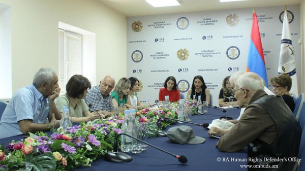 Защитник прав человека Анаит Манасян приняла беженцев, депортированных в 1988-1992 годах, а также вынужденных переселенцев из Арцаха в результате 44-дневной войны 2020 года (29 июня 2023). Еревaн - Sputnik Армения