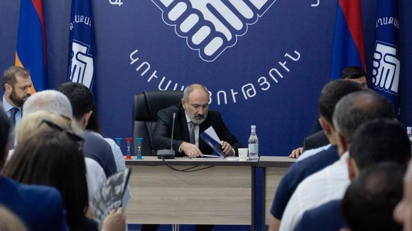 Премьер-министр Никол Пашинян на заседании инициативной группы партии Гражданский договор (29 июня 2023). Еревaн - Sputnik Армения