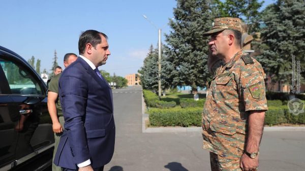 Министр обороны Сурен Папикян присутствовал на торжественной церемонии, посвященной 29-летию образования Военного университета имени В.Саркисяна (30 июня 2023). Еревaн - Sputnik Армения