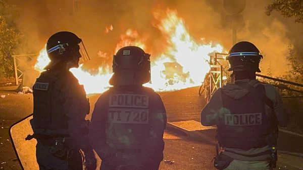 Сотрудники полиции во время беспорядков после того, как во вторник полицейские застрелили 17-летнего подростка во время проверки на дороге в Нантере (29 июня 2023). Франции - Sputnik Армения
