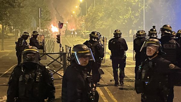 Сотрудники полиции во время беспорядков после того, как во вторник полицейские застрелили 17-летнего подростка во время проверки на дороге в Нантере (29 июня 2023). Франции - Sputnik Армения