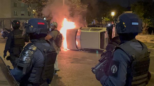Сотрудники полиции во время беспорядков после того, как во вторник полицейские застрелили 17-летнего подростка во время проверки на дороге в Нантере (29 июня 2023). Франции - Sputnik Армения