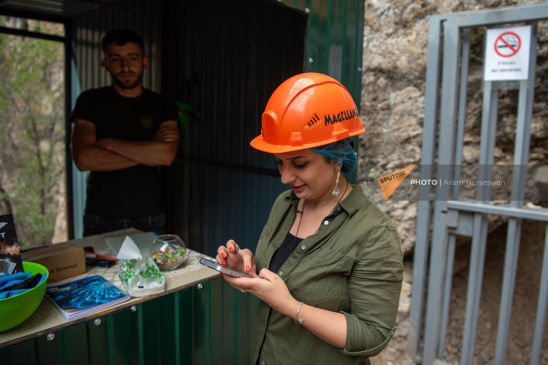 Корреспондент Sputnik Армения Марианна Пайтян у пещеры Магелана - Sputnik Արմենիա, 1920, 30.06.2023