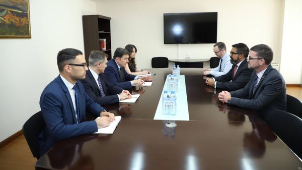 Замминистра иностранных дел Паруйр Ованнисян принял генерального директора по экономике, науке и технологиям Министерства иностранных дел, сотрудничества и развития Великобритании Кумара Айира (30 июня 2023). Еревaн - Sputnik Армения
