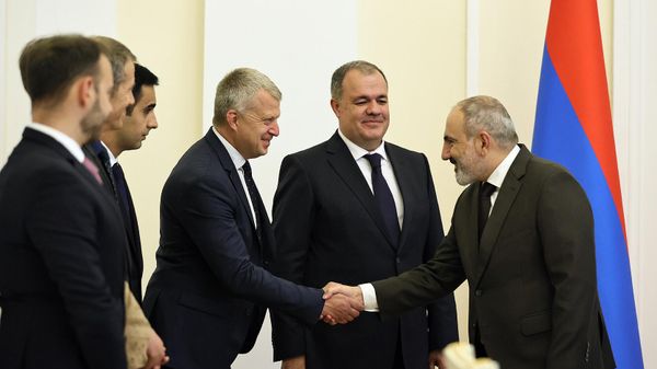 Премьер-министр Никол Пашинян принял делегацию компании Shell во главе с заместителем директора по странам СНГ и Ближнего Востока Джоаной Куэнсберг (30 июня 2023). Еревaн - Sputnik Армения