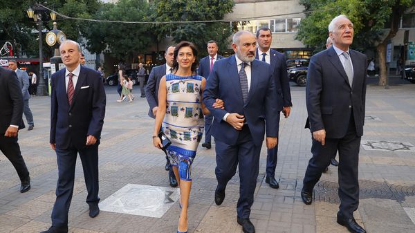 Премьер-министр Никол Пашинян вместе с супругой Анной Акопян и президентом Ваагном Хачатуряном посетил мероприятие Перед красивой паузой, посвященное 100-летию всемирно известного дирижера Огана Дурьяна (1 июля 2023). Еревaн - Sputnik Армения