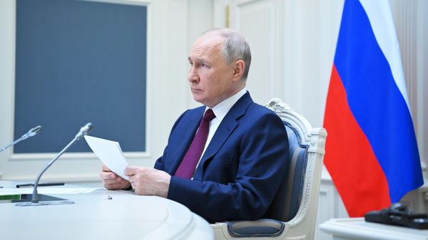 Президент РФ Владимир Путин принимает в режиме видеоконференции участие в заседании Совета глав государств – членов Шанхайской организации сотрудничества (4 июля 2023). Москва - Sputnik Армения