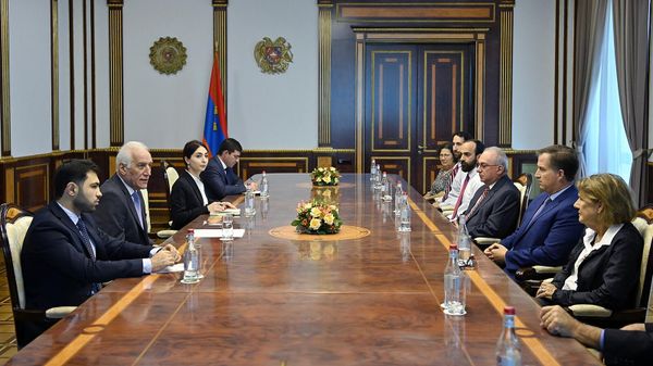 Վահագն Խաչատուրյանը Երախտագիտության մեդալներ է հանձնել Բրայան Արդունին և Ռուբեն Փոլ Ադալյանին - Sputnik Արմենիա
