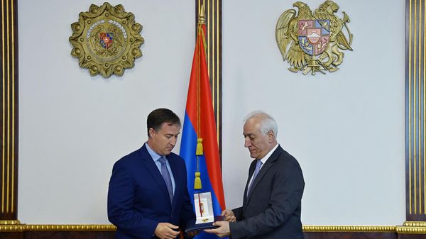 Президент Ваагн Хачатурян вручил медаль признательности исполнительному директору Армянской Ассамблеи Америки Брайану Ардуну за укрепление и развитие армяно-американских дружественных отношений, значительный вклад в дело международного признания Геноцида армян (4 июля 2023). Еревaн - Sputnik Армения