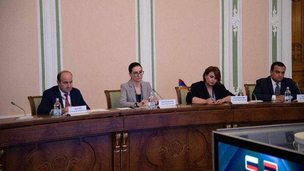 Генеральный прокурор Армении Анна Вардапетян встретилась с генеральным прокурором России Игорем Красновым (4 июля 2023). Екатеринбург - Sputnik Армения