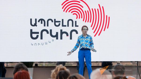 Мане Тандилян на презентации проекта партии Страна для жизни по строительства канатной дороги (4 июля 2023). Еревaн - Sputnik Армения