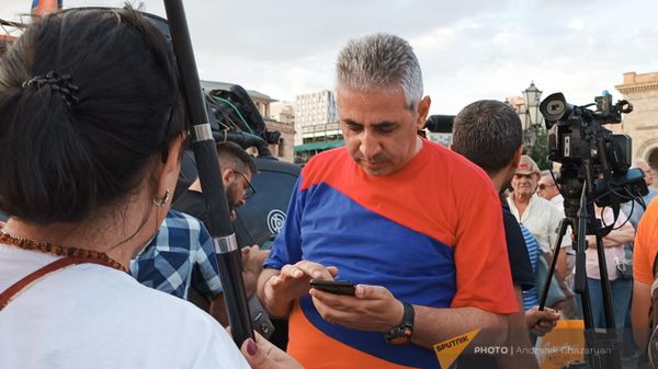 Эдгар Казарян среди участников митинга по случаю Дня Конституции на площади Республики (5 июля 2023). Еревaн - Sputnik Армения