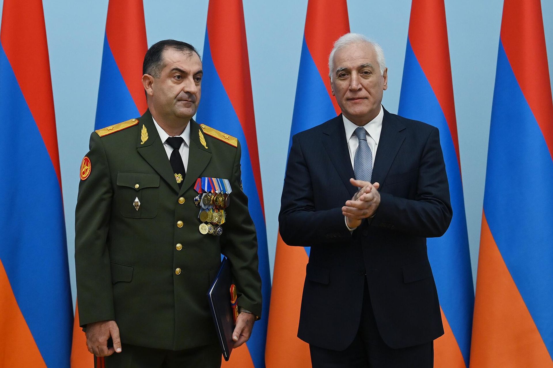 Президент Ваагн Хачатурян и начальник ГШ ВС Эдуард Асрян на церемонии присвоения высоких званий по случаю Дня Конституции (5 июля 2023). Еревaн - Sputnik Արմենիա, 1920, 05.07.2023