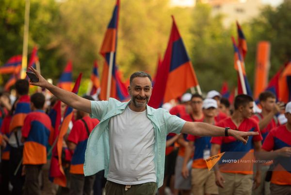 Sputnik Արմենիայի աշխատակիցը քայլերթի ժամանակ - Sputnik Արմենիա