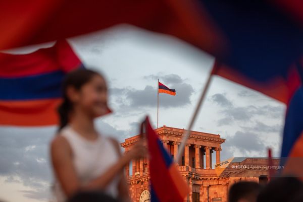 Армянский триколор на здании Правительства  - Sputnik Армения