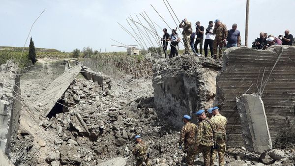 Миротворцы ООН осматривают небольшой мост, разрушенный израильским авиаударом, в деревне Маалия (7 апреля 2023). Ливан - Sputnik Արմենիա