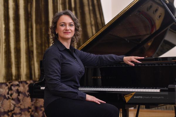 Зоя Тугманова, внучка Давида Тухманова, во время брифинга в преддверии концерта (6 июля 2023). Еревaн - Sputnik Армения