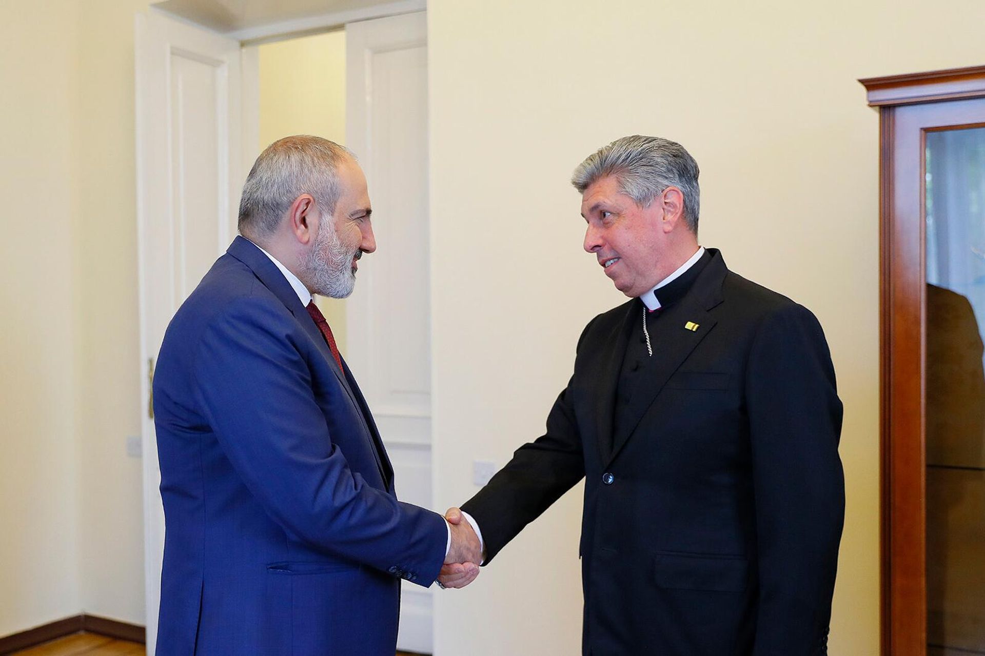 Премьер-министр Никол Пашинян принял апостольского нунция архиепископа Жозе Авелино Бетанкура (6 июля 2023). Еревaн - Sputnik Արմենիա, 1920, 06.07.2023