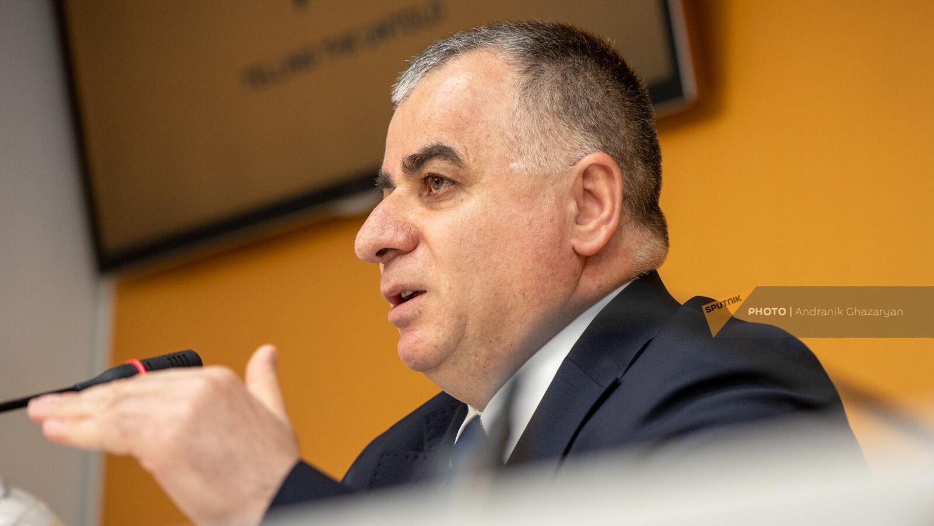 Председатель общественной организации Диалог Юрий Навоян на пресс-конференции по теме Что тревожит российских армян в отношениях Еревана и Москвы (7 июля 2023). Еревaн - Sputnik Армения, 1920, 07.07.2023