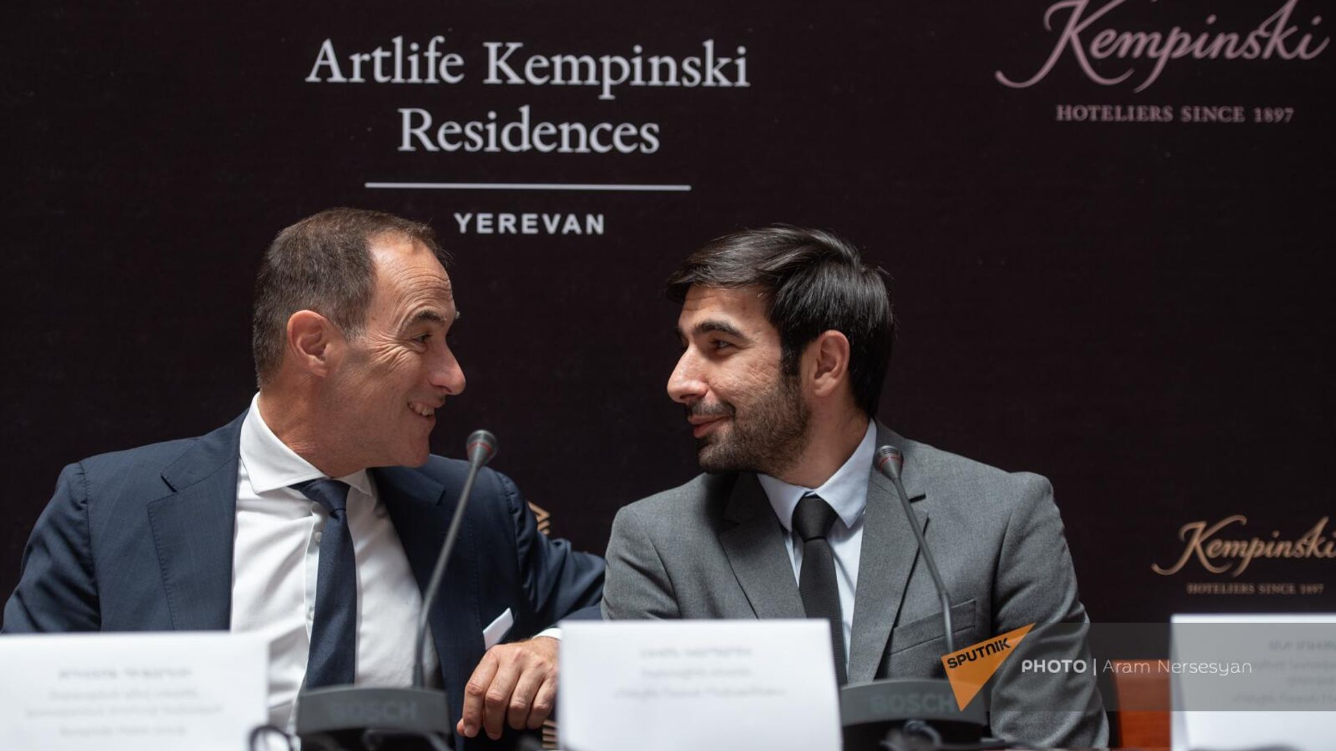 Директор по развитию корпорации Kempinski Кристоф Пиффаретти и операционный директор компании Renshin Левон Каспаров на пресс-конференции об открытии жилого комплекса под брендом Kempinski (7 июля 2023). Еревaн - Sputnik Армения, 1920, 07.07.2023
