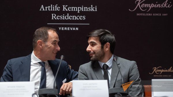 Директор по развитию корпорации Kempinski Кристоф Пиффаретти и операционный директор компании Renshin Левон Каспаров на пресс-конференции об открытии жилого комплекса под брендом Kempinski (7 июля 2023). Еревaн - Sputnik Армения
