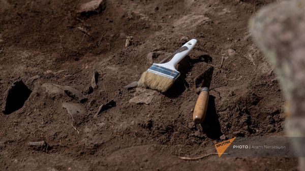 Раскопки древней Крепости Шамирам на вершине горы Атис Котайкской области - Sputnik Армения