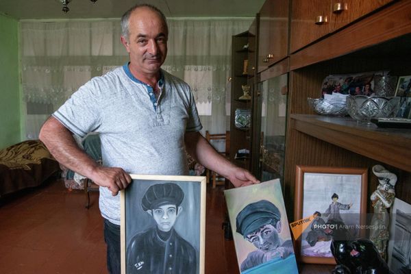 Исполнитель роли Гикора в одноименном фильме режиссера Сергея Исраеляна (Арменфильм, 1982г) Альберт Гулинян с картинами героя фильма - Sputnik Армения