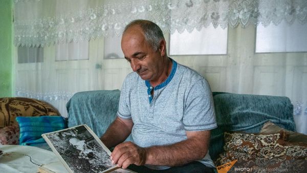 Исполнитель роли Гикора в одноименном фильме режиссера Сергея Исраеляна (Арменфильм, 1982г) Альберт Гулинян показывает альбом с архивными фотографиями - Sputnik Армения