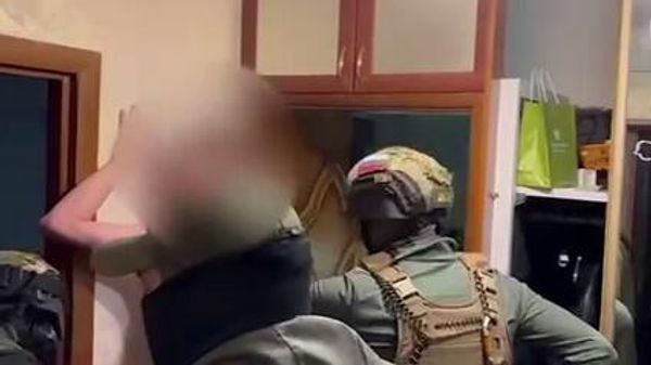 ФСБ опубликовала видео задержания и опроса неонацистов, по заданию СБУ готовивших покушения на Симоньян и Собчак - Sputnik Армения