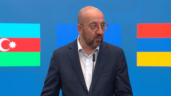 Председатель Европейского совета Шарль Мишель выступает с заявлением по итогам трехсторонней встречи с лидерами Армении и Азербайджана (15 июля 2023). Брюссель - Sputnik Армения