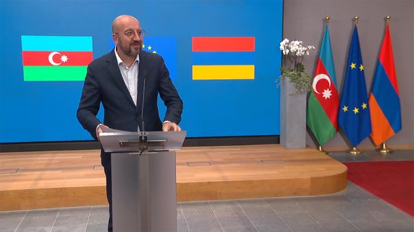 Председатель Европейского совета Шарль Мишель выступает с заявлением по итогам трехсторонней встречи с лидерами Армении и Азербайджана (15 июля 2023). Брюссель - Sputnik Армения