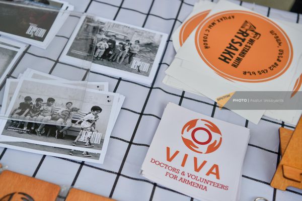 Благотворительная выставка фотографий Нарине Карапетян осажденного Арцаха Служба (17 июля 2023). Еревaн - Sputnik Армения