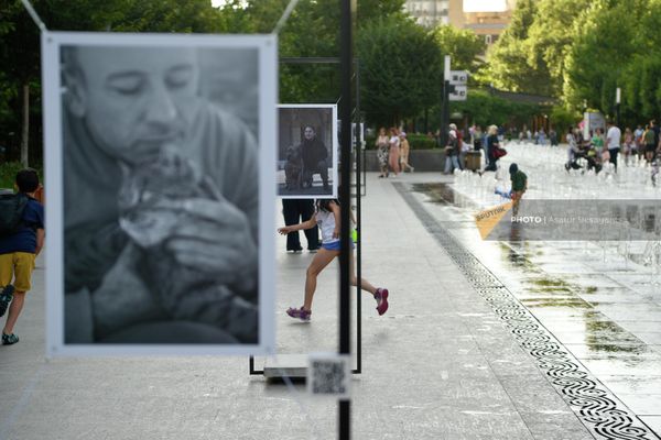 Благотворительная выставка фотографий Нарине Карапетян осажденного Арцаха Служба (17 июля 2023). Еревaн - Sputnik Армения