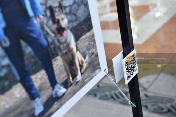 Благотворительная выставка фотографий Нарине Карапетян осажденного Арцаха Служба (17 июля 2023). Еревaн - Sputnik Армения