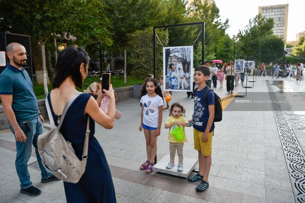 Благотворительная выставка фотографий Нарине Карапетян осажденного Арцаха Служба (17 июля 2023). Еревaн - Sputnik Армения
