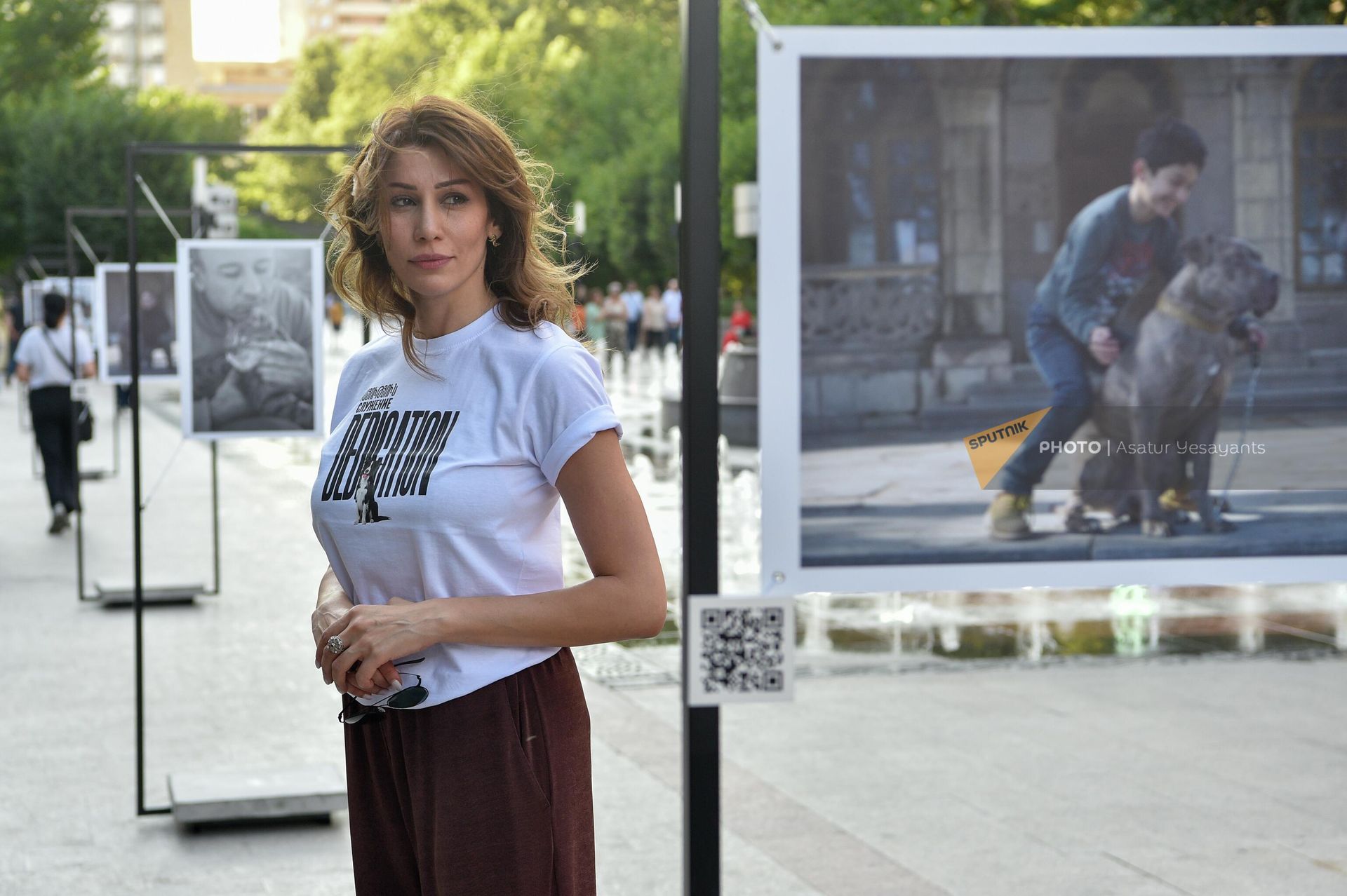 Фотограф Эмма Марашлян на благотворительной выставке фотографий Нарине Карапетян осажденного Арцаха Служба (17 июля 2023). Еревaн - Sputnik Армения, 1920, 17.07.2023