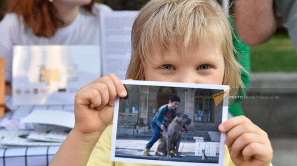 Благотворительная выставка фотографий Нарине Карапетян осажденного Арцаха Служба (17 июля 2023). Еревaн - Sputnik Армения